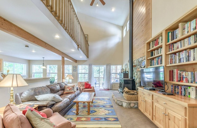 Scenic Riverside Cabin in Ruidoso w/ Deck & Grill!