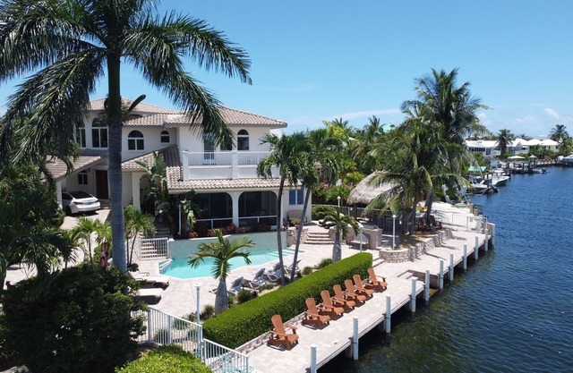 Scenic Solitude a Private, Luxurious and tropical Pool Home