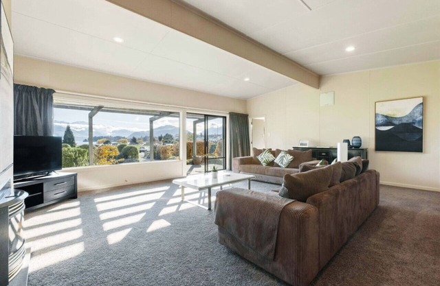 Scenic Stay: Front-Row Lake & Mountain Views