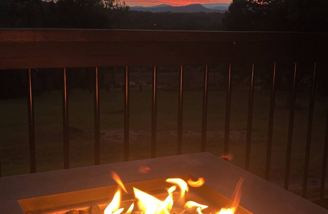 Scenic Sunset Place. Beautiful Mountain View’s and sunsets from the front deck.