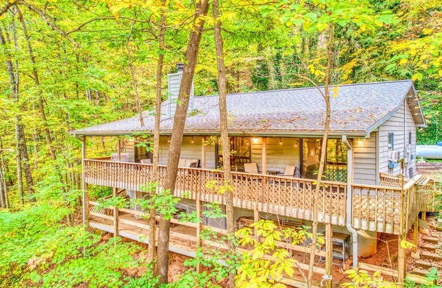 Scenic treetop retreat with covered deck & fireplace - near downtown Franklin