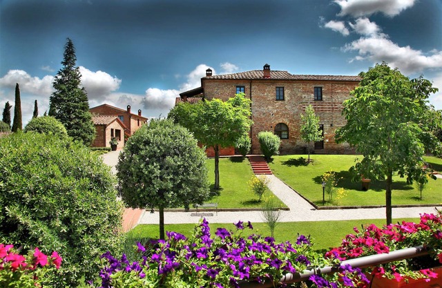 Scenic Tuscan Mansion
