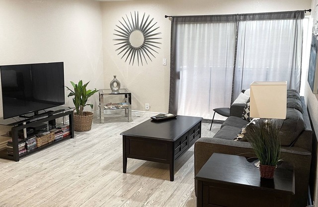 SCOTTSDALE CONDO/OLDTOWN ACROSS STREET FROM FASHION SQUARE MALL.NEW REMODEL
