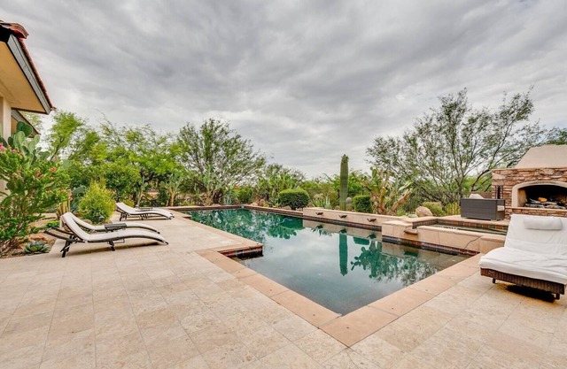 Scottsdale Splendor: 4 BR w/Pool & Gym!nn