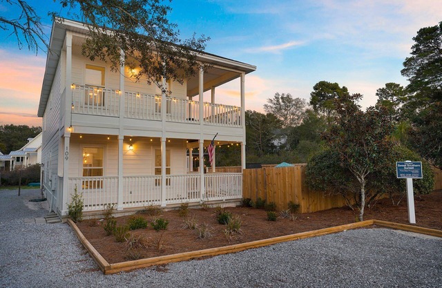 Sea Biscuit - Beach Cottage Near the Water with Secluded Pool