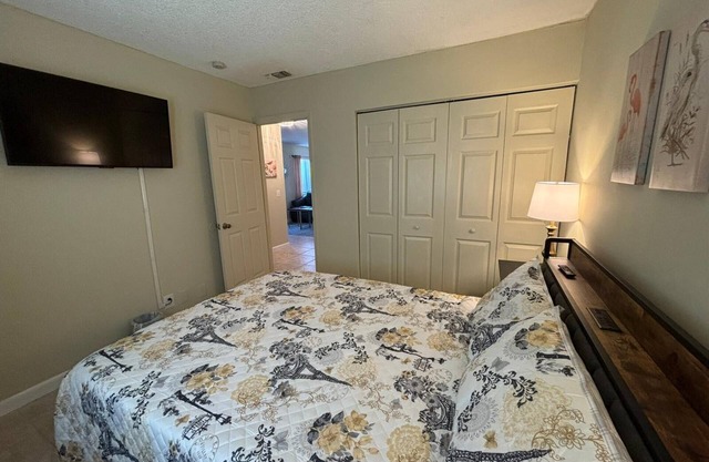 Sea Breeze - 2BR Apartment - Near all beach excursions and WPB nightlife.