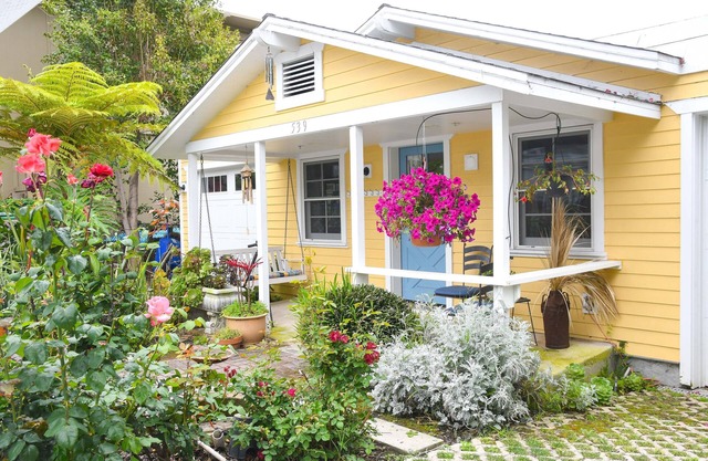 'Sea Breeze' Cottage-blocks from beach and shopping of Laguna Beach.