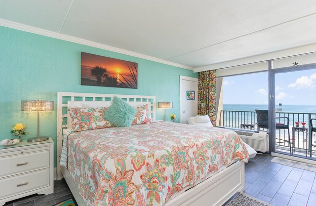 Sea Breeze - Stunning King Suite with breathtaking views!