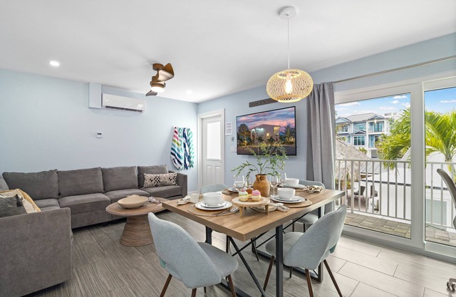 Sea Coast - Pet Friendly, Located in Siesta Key Village, Steps to Siesta Key Beach!
