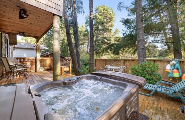 Sea Dream MCA#398 Hot tub, Dogs welcome, golf course view, 4 blocks to beach