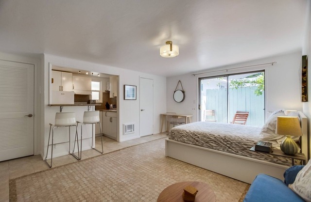 Sea Glass Hideaway, Designer Studio, Dog Friendly, Private Patio and Parking!