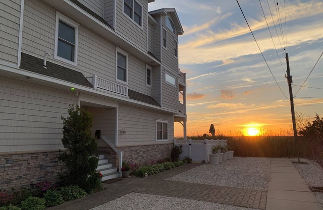 Sea Isle City - Gorgeous Views with a private Pool & Hot Tub!