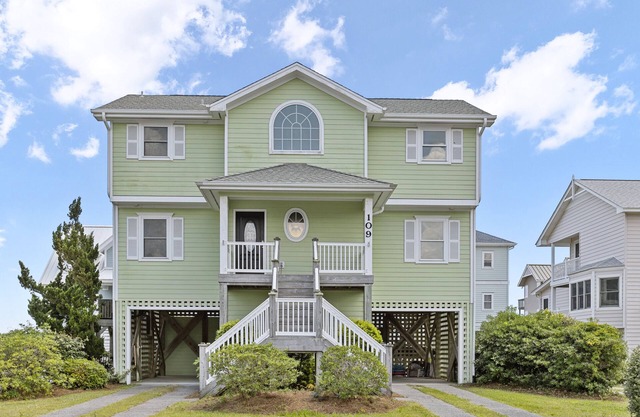 Sea La Vie | Oceanfront + Community Pool!