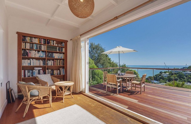 Sea Song - Cosy Waterfront Home with lots of Character and Charm