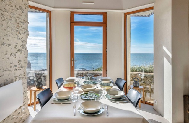 Sea view, 30m from beach, 5 adults & 1 child