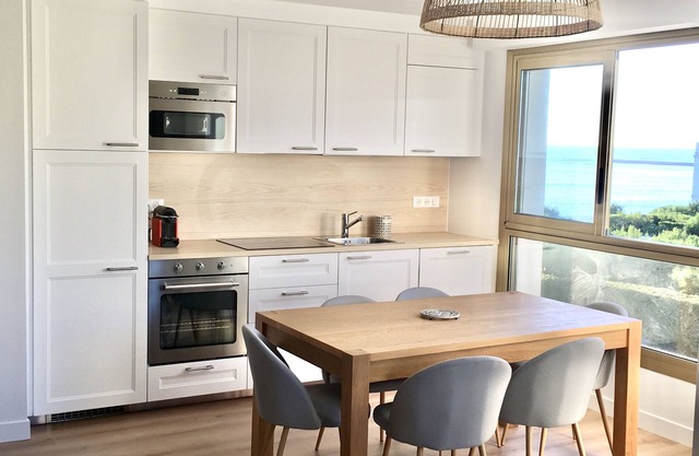SEA VIEW, 50 M from the BEACH, Brand New Apartment 2 Bedrooms, PARKING, EVERYTHING ON FOOT!
