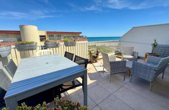 Sea view apartment - direct beach access