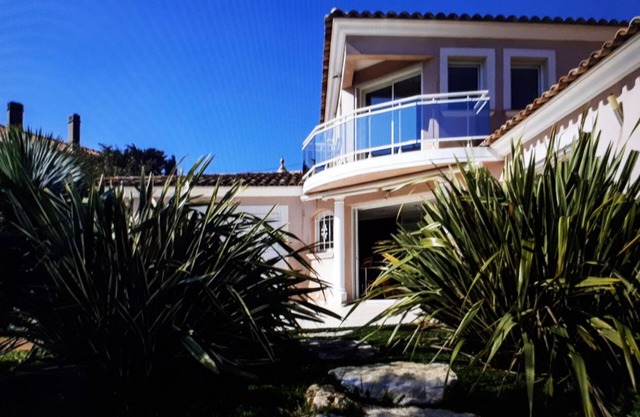 Sea view apartment in contemporary villa