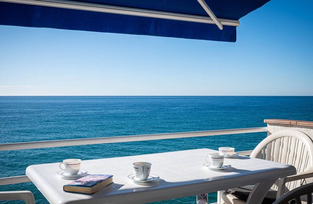 Sea-View Apartment with Terrace, 2 Bedrooms, Parking, 350m from Altafulla Beach