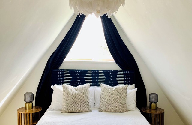 *Sea view* coastal chalet with pool access