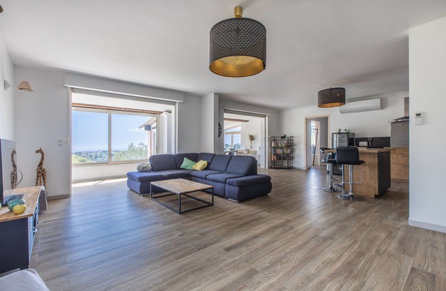 Sea view in the heart of maritime pines and air-conditioned!