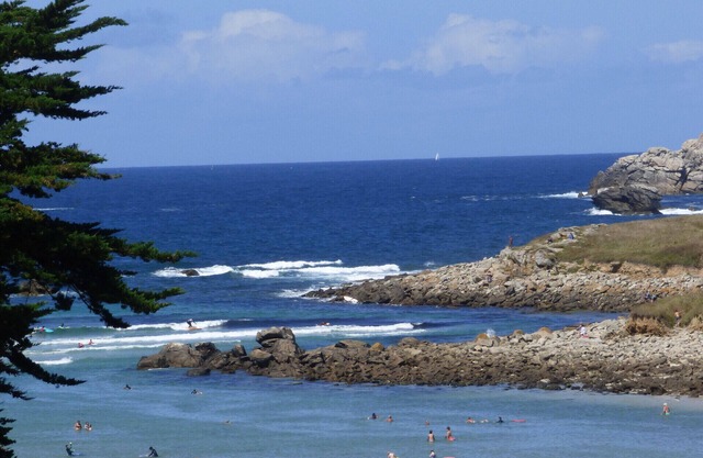 Sea view, PENFOUL Beach 100 metres away - 80 metres from the coastal path, wifi