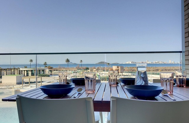 Sea view, pool, gym, wifi