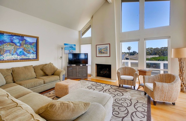 Sea Views *Elegant* | 3 Bed, 2.5 Bath