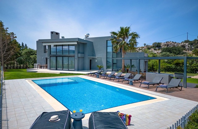 Sea Views, Heated Pool, Near Beaches & Chania Town