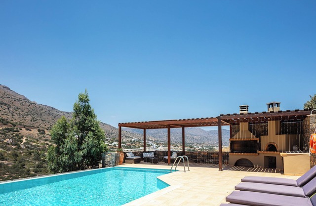 Sea views, short drive to the beach and shops!