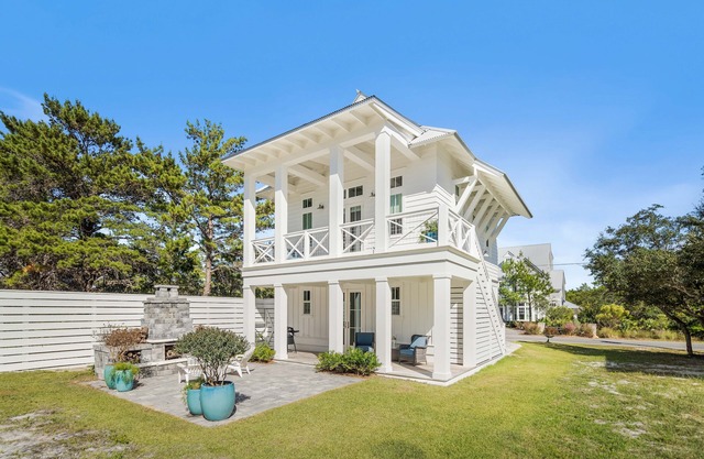 Seacrest West cozy couples’ retreat—3-min to beach, outdoor fireplace, & 2 bikes