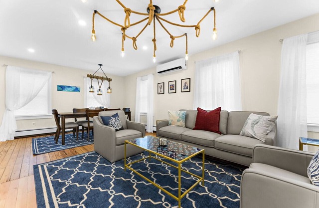 Seafarer’s Stay – Nautically Themed 3BR Historic Flat in Stonington Borough