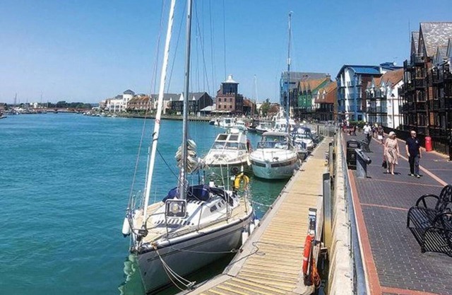 Seafront Apartment Private Garden & Free Parking