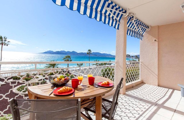 Seafront - attractive 2-room apartment with large balcony