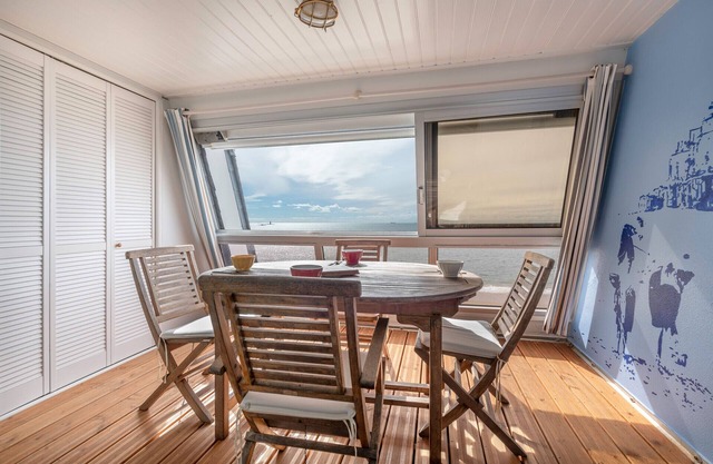 Seafront, flat under roofs for 4