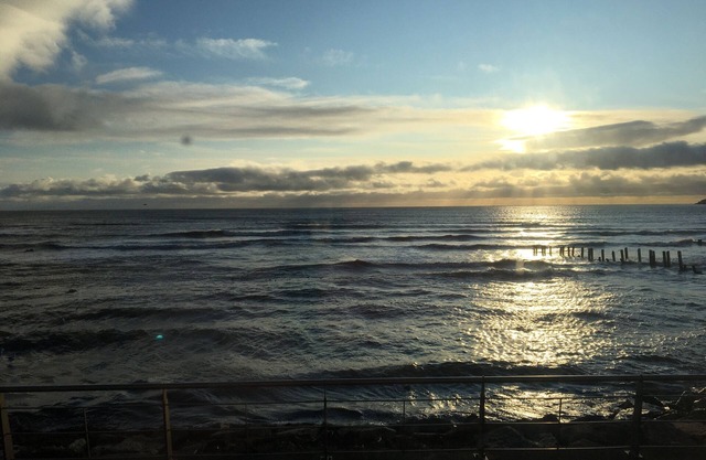 Seafront Spacious 3 bedroom Apartment with private secure parking and free wi-fi