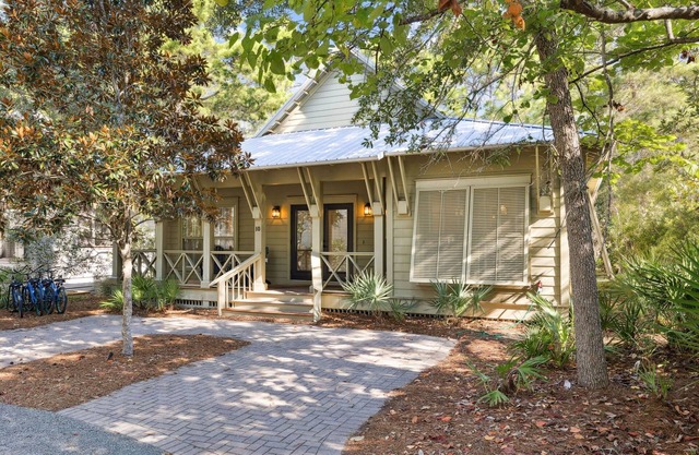 Seagrove Beach escape—outdoor oasis, steps to pool, 4 bikes, 1 mile to Seaside