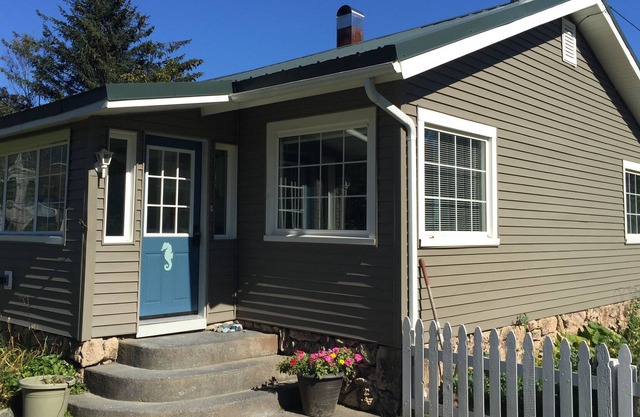 Seahorse Cottage- an Ocean View Family Home