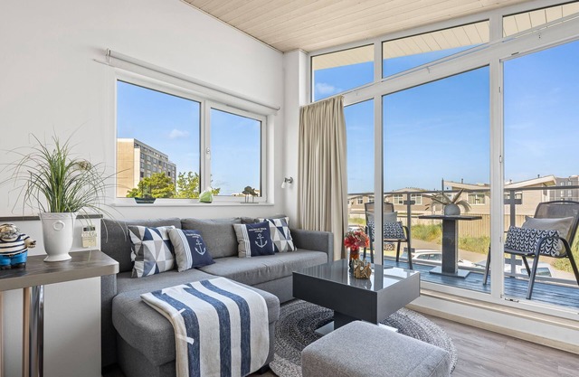 Seahorse - good furnishings, sea view, terrace, sauna, bikeport, utilities included.