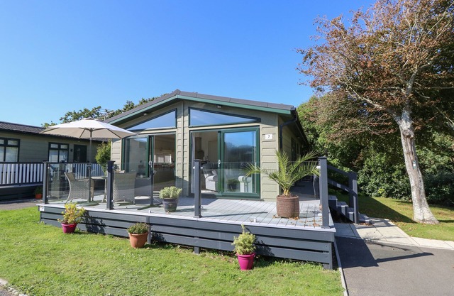 SEAHORSE LODGE, family friendly, with pool in Downton, Hampshire
