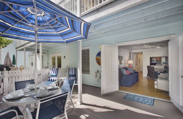 ~ SEAS THE DAY ~ Nestled in a gated community by Fort Zachary Taylor beach!