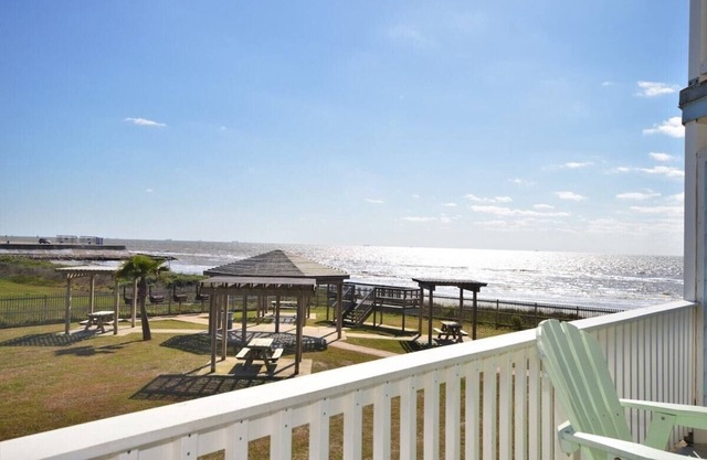 Seascape 2/2 Condo w/Sunrise & Ocean Views from Over-sized Balcony w/Heated Pool