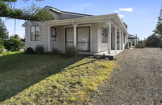 Seashell Cottage - Waitārere Beach Holiday Home