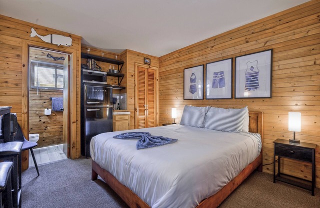Seashore Condo Hotel #10, Cozy Fire Island Escape, Near Ferry - With Bay Views and Steps from the Beach.