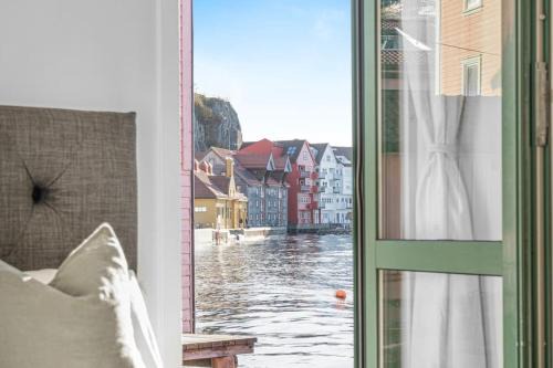 Seaside Apt. Catch Crabs from Your Bedroom Window!