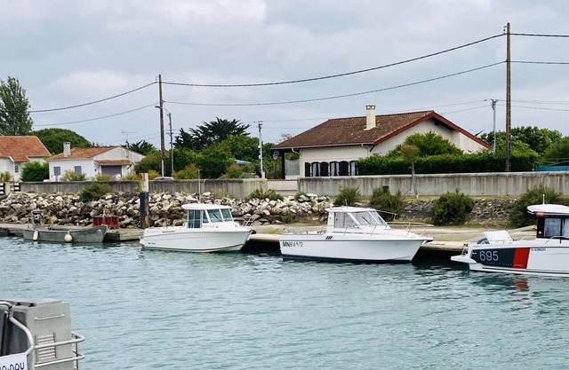 Seaside Getaway: Spacious Home, 8 Guests, WiFi, Near Beach & Restaurants, Parking Included