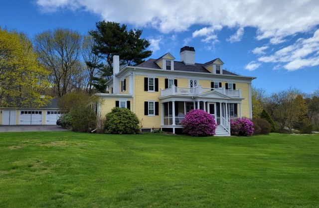 Seaside Grandeur: 5-Bedroom Oceanview Cottage with Timeless Charm