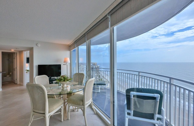 SEASIDE JEWEL-Magical Oceanfront 2BR Condo, Pool HotTub, Game Rooms, WiFi