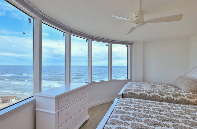 SEASIDE PARADISE Awesome Beach 2BR Condo, Oceanview, Pool, PeckPlaza 11NW
