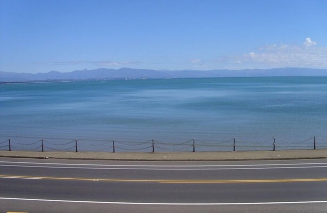 Seaside Paradise Executive Apartment on Nelson’s iconic Waterfront